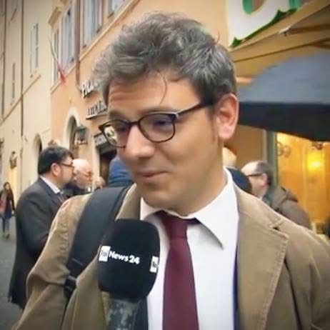 Luca intervistato per strada a Roma, con il microfono di Rai News 24