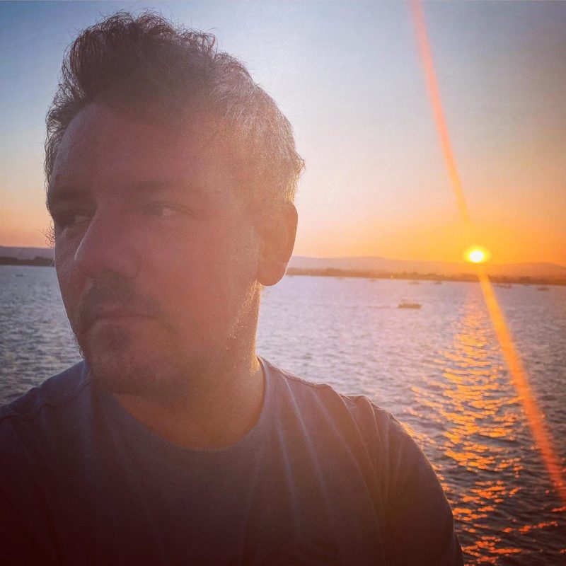 Luca al tramonto sul mare, il sole basso all'orizzonte